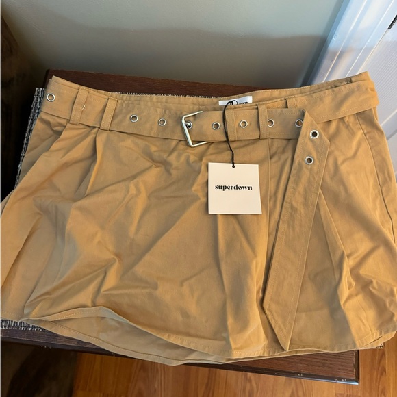 NWT Superdown Zara Mini Skirt in Khaki - Picture 3 of 4